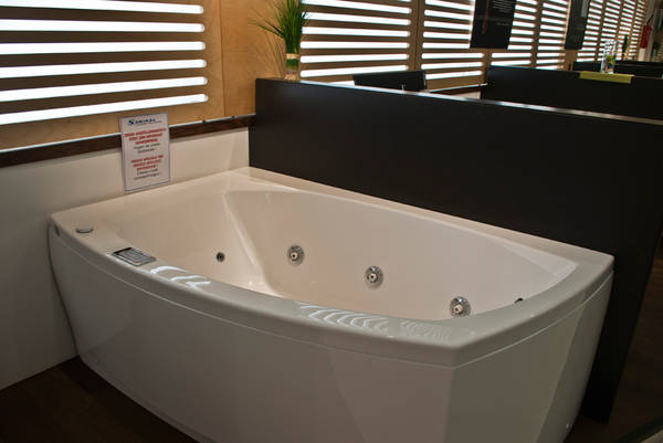 Linea Whirlwanne inkl. Sch�rze, 1600x950xH1000mm linke Ausf�hrung wei�, mit Wannenuntergestell, mit Whirlsystem Ausstellungsst�ck zum Abverkauf, PREIS EURO 1.999,00 + MwSt. ANSTATT 4.426,00 + MwSt.