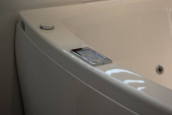 Detailansicht: Linea Whirlwanne inkl. Sch�rze, 1600x950xH1000mm linke Ausf�hrung wei�, mit Wannenuntergestell, mit Whirlsystem Linea Whirpool PLUS, mit 6 Whirl-D�sen verstellbar im Seitenbereich der Wanne und je 2 Micro-Jet-
