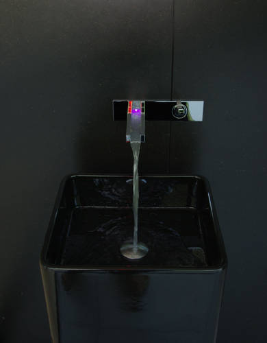 Gessi Rettangolo Colour Waschtischmischer chrom,  art. 20496 und 30993.031 L�nge Auslauf 185 mm mit LED-Farblicht, die Farbe der Beleuchtung passt sich der Wassertemperatur an, blau f�r kalt, rot f�r warm, kein Stromanschluss notwendig, ausgestellt im Schaufenster der Badausstellung Brixen, kombiniert mit einem Flaminia Monowash Waschtisch freistehend schwarz