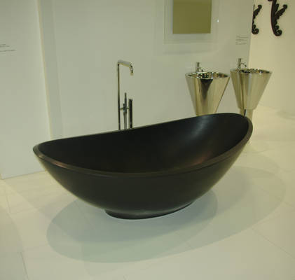 Lavasca Mini freistehende Badewanne in Cristalplant schwarz matt, art. LAMI 027, Gr��e 1800x1000x480/620mm kombiniert mit einer freistehenden Vola Badewannenarmatur chrom
