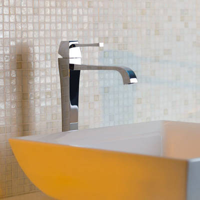 Gessi Mimi Waschtischmischer hoch chrom, art. 11987.031 kombiniert mit dem Gessi Home Collection Aufsatzwaschtisch in Keramik 45x45cm, art. 37503
