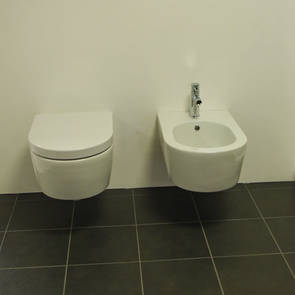 Flaminia Link WC wandh�ngend art. 5051/WC und Flaminia Link Bidet wandh�ngend art. 5051/B wei�, kombiniert mit dem Axor Uno� Bidetmischer, ausgestellt in unserer neuen B�derausstellung in Eppan