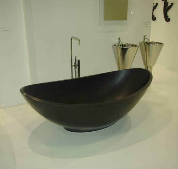 Lavasca Mini freistehende Badewanne in Cristalplant schwarz matt, art. LAMI 027, Gr��e 1800x1000x480/620mm kombiniert mit einer freistehenden Vola Badewannenarmatur chrom
