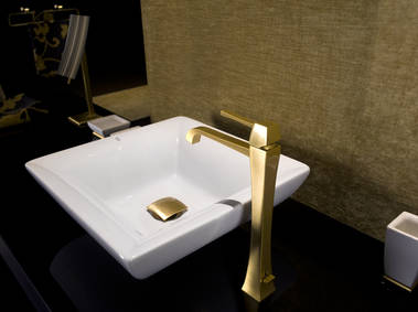 Gessi Mimi Home Collection Aufsatzwaschtisch in Keramik wei�, art. 37503.516, kombiniert mit einem Mimi Waschtischmischer hoch gold geb�rstet, art. 11988 und dem quadratischen Ablaufventil in gold geb�rstet, art. 29087