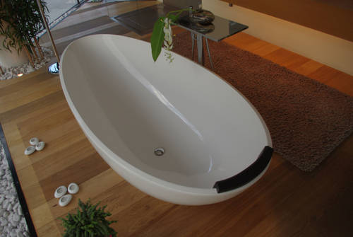 Goccia Badewanne freistehend, kombiniert mit der Massaud Badewannenarmatur freistehend