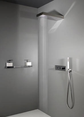 Einbauvorschlag zur Wellness Wandkopfbrause chrom, art. 32864.031, kombiniert mit dem Rettangolo Zweiwege-Thermostat chrom, art. 35093+35014.031 und dem Rettangolo Brauseset, art. 20123.031
