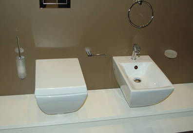 Home Collection WC wandh�ngend wei�,art 37513 und Home Collection Bidet wandh�ngend, art. 37515 in Keramik wei�, kombiniert mit den Trasparenze Armaturen und Accessoires