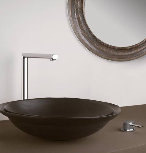 Gessi Ovale Waschtischarmatur bestehend aus einem Ovale Einlauf, art. 23091.031 und einem Gessi Ovale Einhebelmischer chrom, art. 23005.031, im Hintergrund Ovale Badzubeh�r, art. 25607.031 und art. 25325.031