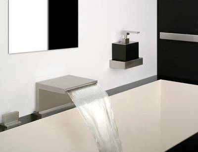 Cascata Badewannen-Wasserfall-Einlauf chrom, art. 20191.031, kombiniert mit art. 20350.031 Rettangolo Bet�tigung chrom, im Hintergrund Rettangolo Seifenspender mit schwarzem Beh�lter, art. 20814.031