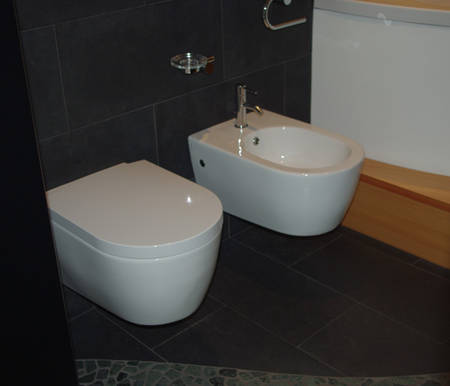 Hatria Fusion WC wandh�ngend wei�, art. Y0XB und Fusion Bidet wandh�ngend wei�, art. Y0UX, kombiniert mit dem Gessi Small Bidetmischer chrom, ausgestellt in der B�derausstellung in Brixen