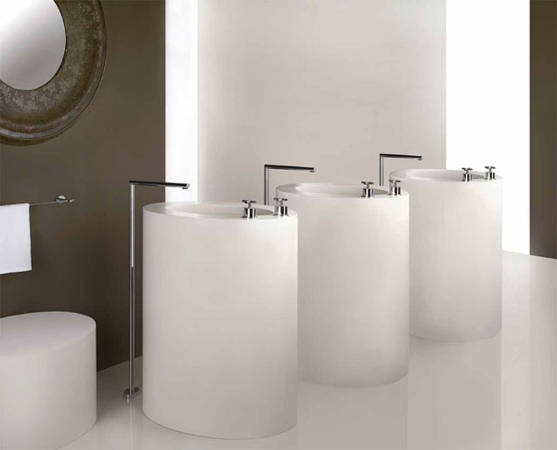 Gessi Ovale freistehende Waschtischarmatur, bestehend aus einem Ovale freistehenden Waschtischeinlauf chrom, art. 23095.031 und zwei Ovale UP-Ventilen mit Kreuzgriff, art. 23308.031