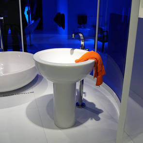 Flaminia Fonte Waschtisch freistehend art. FN70L + FN70C kombiniert mit der Flaminia One freistehenden Waschtischarmatur, art. 113052/F gesehen auf der ISH Messe Frankfurt 2009