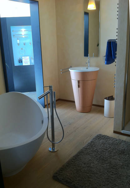 Starck-1 M�belwaschtisch dm 58cm wei�, Starck-1 M�bel f�r Starck Waschtisch Farbe Birnbaum, Spiegel mit Licht 1075x325mm, Starck Waschtischmischer chrom, Starck Mundglas mit Halter chrom, Starck Handtuchhalter 2-armig chrom, Lavasca Mini Badewanne freistehend wei� aus Cristalplant, 1800x1000mm Badewanne Farbe wei� matt, Starck Badewannenarmatur freistehend chrom