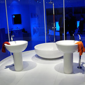 Fonte runder Waschtisch mit S�ule freistehend zusammen mit der Flaminia Fontana Duschwanne, Flaminia-Stand ISH Messe Frankfurt 2009