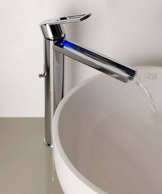 Gessi Riflessi Colour Waschtischmischer hoch chrom, 38303.031 kombiniert mit einem Gessi Home Collection Waschtisch ausgestellt im Sitz des Herstellers, auch in normaler H�he mit und ohne Beleuchtung erh�ltlich, art 38301.031, diese LED - Armaturen funktionieren ohne Stromanschluss