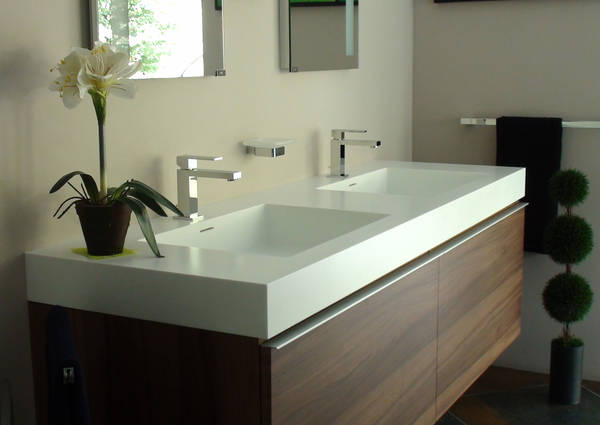 Corian Waschtisch in wei� matt, Ma�e: 1805x570mm, normale Kante, umlaufende Blede auf 3 Seiten, Blende H100mm, mit 2 integrierten rechteckingen Becken in Gr��e  550x370xh120mm, Innenkante gerundet, inkl. Armaturenbohrung und 3 Montagekonsolen und Unterschrank in Nuss - ABVERKAUF AUSSTELLUNGSST�CK ZUM SONDERPREIS, ABHOLPREIS EURO 2.628,00 + MwSt. ANSTATT 3.260,00 + MwSt.