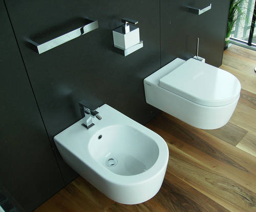 Gessi Rettangolo Bidetmischer chrom, art. 20007.031 kombiniert mit Rettangolo Seifenspender chrom/wei�, art. 20813.031, Rettangolo Handtuchhalter 30 chrom, art. 20897.031, Rettangolo Rollenhalter chrom, art. 20855.031 und Rettangolo WC-B�rstengarnitur wei�/chrom, art. 20819.031 und Flaminia Link Bidet und WC wandh�ngend wei� - Schaufenster Sanikal B�derausstellung Brixen