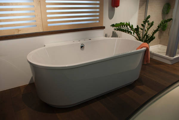 Foster-Vorwand Badewanne 190x100cm wei�, inkl. Sch�rze und Bohrungen f�r Drei-Loch-Armaturen,  Abverkauf aus unserer B�derausstellung, PREIS EURO 1.460,00 ANSTATT EURO 3.932,00 + MwSt.