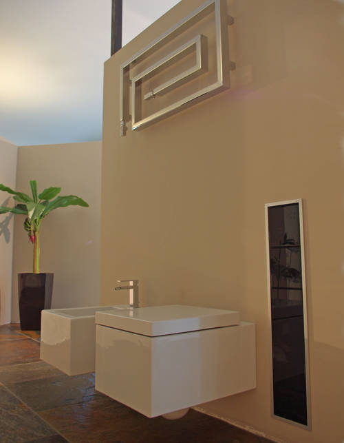Frozen WC und Bidet mit dem Asis WC-B�rstengarnitur in der Wand verbaut mit Front in schwarz