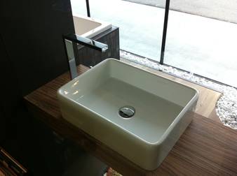Flaminia Miniwash 48 Auflagewaschtisch wei� 48x33cm, art. MWL38 kombiniert mit einer Rettangolo Waschtischmischer mit Joystick chrom, Schaufenster Sanikal Brixen