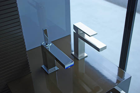 Gessi Rettangolo J Waschtischmischer chrom, art. 20601.031 links und Gessi Rettangolo Waschtischmischer Edelstahl geb�rstet, art. 20001.142