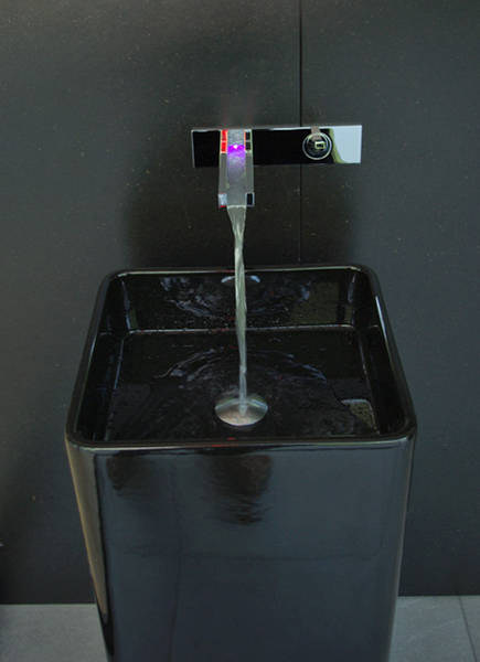 Rettangolo Colour Wandarmatur chrom, ist zwei Auslaufl�ngen erh�ltlich, kombiniert mit einem Flaminia Monowash freistehenden Waschtisch in schwarz, ausgestellt in der B�derausstellung in Brixen