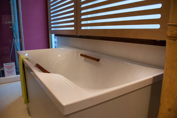 Avventura Einbaubadewanne 1800x900mm wei�, mit Holzgriffen, Ausstellungsst�ck zum Abverkauf, PREIS EURO 350,00 + MwSt. ANSTATT 1.596,00 + MwSt.