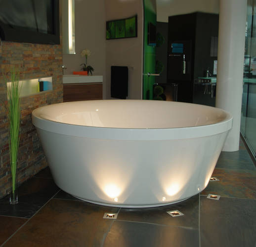 Kos Geo Badewanne freistehend freistehend rund, Durchmesse 180cm ausgestellt in der B�derausstellung Brixen