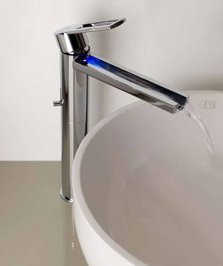 Gessi Riflessi Colour Waschtischmischer hoch chrom, 38303.031 kombiniert mit einem Gessi Home Collection Waschtisch ausgestellt im Sitz des Herstellers, auch in normaler H�he mit und ohne Beleuchtung erh�ltlich, art 38301.031, diese LED - Armaturen funktionieren ohne Stromanschluss