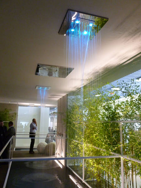 Gessi Privatewellness Quadro Colour Tropenregen Tellerkopfbrausen 50 x 50 cm deckenb�ndig eingebaut mit drei Funktionen Regen, Spr�hnebel und Wasserfall - ausgestellt auf der Cersaie Messe 2011 in Bologna