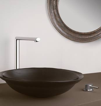 Gessi Ovale Waschtischarmatur bestehend aus einem Ovale Einlauf, art. 23091.031 und einem Gessi Ovale Einhebelmischer chrom, art. 23005.031, im Hintergrund Ovale Badzubeh�r, art. 25607.031 und art. 25325.031