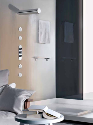 Privatewellness Segni Tondo Wandkopfbrause chrom, art. 32870.031,mit Tondo Wellness Thermostat chrom art. 35093+35044 und Tondo Body Jets chrom art. 32985+32982