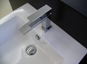 Gessi Rettangolo Waschtischmischer chrom, art. 2001.031 in der Sanikal B�derausstellung Brixen auf einem Simas Frozen Waschtisch