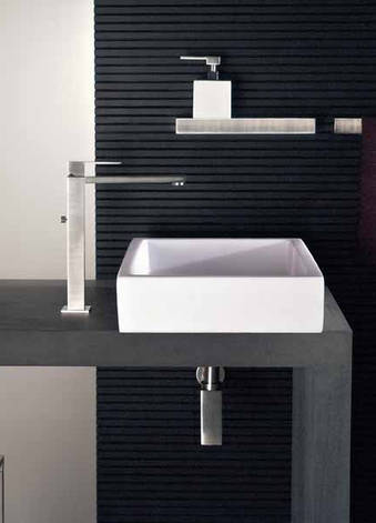 Rettangolo Waschtischmischer hoch, art. 11923 mit 213mm Auslaufl�nge, Rettangolo Design-Sifon, art. 01410, Rettangolo Ablage 30cm art. 20947 und der Rettangolo Seifenspender Standversion mit Corianbeh�lter wei� art. 21087 - alles in chrom, Edelstahloptik, schwarz XL oder wei� XL erh�ltlich