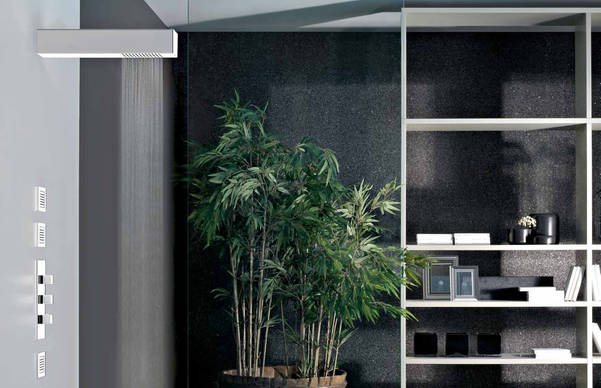 Privatewellness Segni Quadro Kopfbrause, art. 32880.031 mit Quadro Wellness Thermostat chrom art. 35093+35004 und Quadro BodyJets Seitenbrausen chrom art. 32987+32984