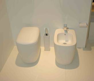 Flaminia Mono WC bodenstehend, art. MN117 und Mono Bidet bodenstehend, art. MN217 in Farbe milky white / latte, gesehen auf der Cersaie Messe 2009 in Bologna