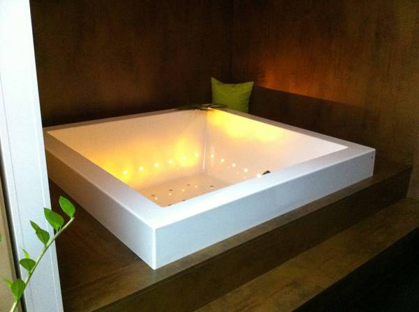 Grande Quadra Step Badewanne mit Blower Whirlsystem und Idrocolour Farbwechselsystem inkl. Wanneneinlauf zum Abverkauf - Ausstellungsst�ck aus unserer B�derausstellung - PREIS EURO 6.995,00 + MwSt. ANSTATT EURO 11.685,00 + MwSt.