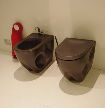 Void WC bodenstehend, Farbe grafite, schwarz matt, art. VD117, und Void Bidet bodenstehend, Farbe grafite schwarz matt, art. VD217