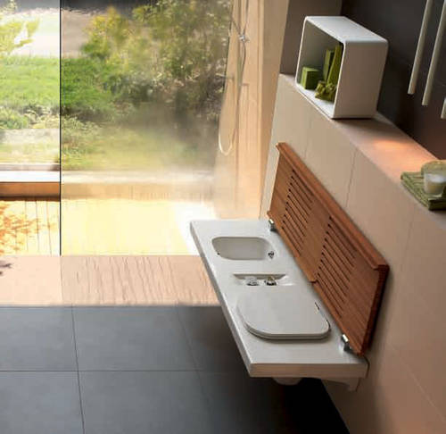 Das unsichtbare WC Bidet - G-Full von Hatria machts m�glich, innovative L�sung f�r besondere Badgestaltung, das Wellness-WC, Gr��e 1400x500mm, durch die Doppelfunktion kann in kleinen Badezimmern erheblich Platz gespart werden