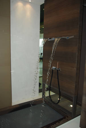 Gessi Cascata Wasserfall-Dusche, art. 20193.031 kombiniert mit dem Water Tube Kneipp Set chrom, art. 32932.031 mit schwarzem oder wei�em Schlauch erh�ltlich -- auch in Edelstahl geb�rstet erh�ltlich
