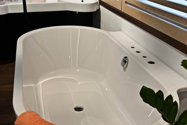 Detailansicht: Foster-Vorwand Badewanne 190x100cm wei�, inkl. Sch�rze und Bohrungen f�r Drei-Loch-Armaturen,  Abverkauf aus unserer B�derausstellung
