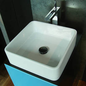 Flaminia Miniwash Waschtisch aufgesetzt wei�, art. MWL40 kombiniert mit einem Gessi Cascata Wasserfall-Waschtischmischer hoch, art. 11983.031 im Sanikal Showroom in Brixen