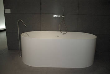 Colacril Dual Badewanne oval in corian frei stehend, aussen glanz, innen matt, gezeigt auf der Cersaie Messe im September 2010