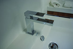 Gessi Rettangolo Waschtischmischer chrom, art. 2001.031 in der neuen Sanikal B�derausstellung Eppan auf einem 2nd floor Waschtisch