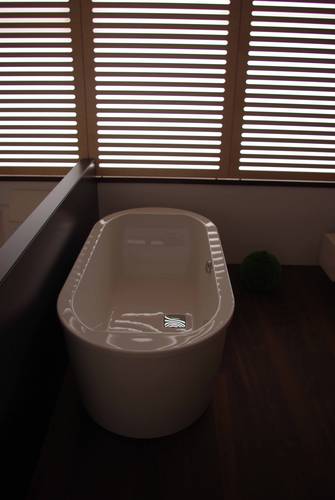 Topline Oval-Badewanne freistehend 1800x900mm wei� inkl. Acrylsch�rze, mit Ablauf eckig chrom, Austellungsst�ck Abverkauf, PREIS EURO 999,00 + MwSt.  ANSTATT EURO 1.795,00 + MwSt.