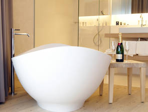 Rapsel Lavasca Mini Badewanne freistehend wei� Art. LAVA MINI, Ma�e: 1800x1000x480/620mm kombiniert mit der freistehenden Badewannenarmatur Zucchetti Pan