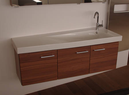 Hatria Grandangolo Waschtisch assymetrisch, 130x50/34cm wei� mit Becken links, art. Y0XT 01 kombiniert mit einem Hansgrohe Talis S2 Waschtischmischer hoch chrom, ausgestellt in der Sanikal B�derausstellung Brixen