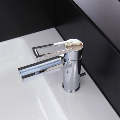 Gessi Riflessi Waschtischmischer chrom, art. 34801.031 ausgestellt in der Sanikal Badausstellung Brixen, kombiniert mit einem Simas OH! Waschtisch