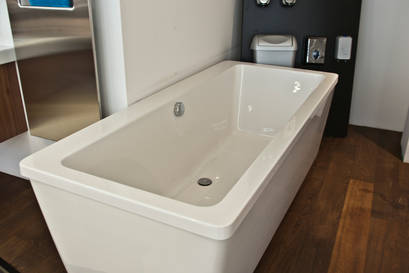 Venus Acrylbadewanne freistehend, 1800x800mm inkl. Sch�rze wei� - Abverkauf aus unserer B�derausstellung
