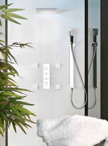 Privatewellness Tremillimetri Quadro 300 Kopfbrause mit Beleuchtung chrom art. 33083.238, kombiniert mit dem Rettangolo Wellness Dreiwege-Thermostat art. 35095+35016.031, den Body Jets Quadro Seitenbrausen 32973.031 und dem Tremillimetri Rettangolo Brauseset chrom art. 39835.031